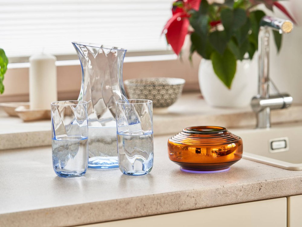 Somavedic Amber na scéně a bulvár šílí