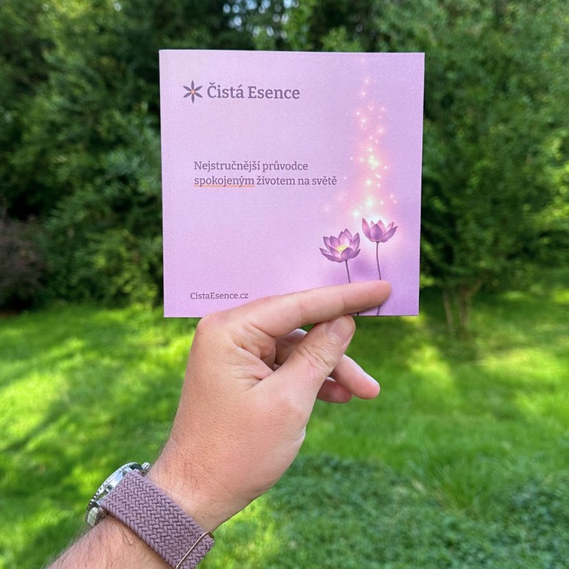 Kniha ~ Průvodce spokojeným životem ~ ukázky obálky v ruce