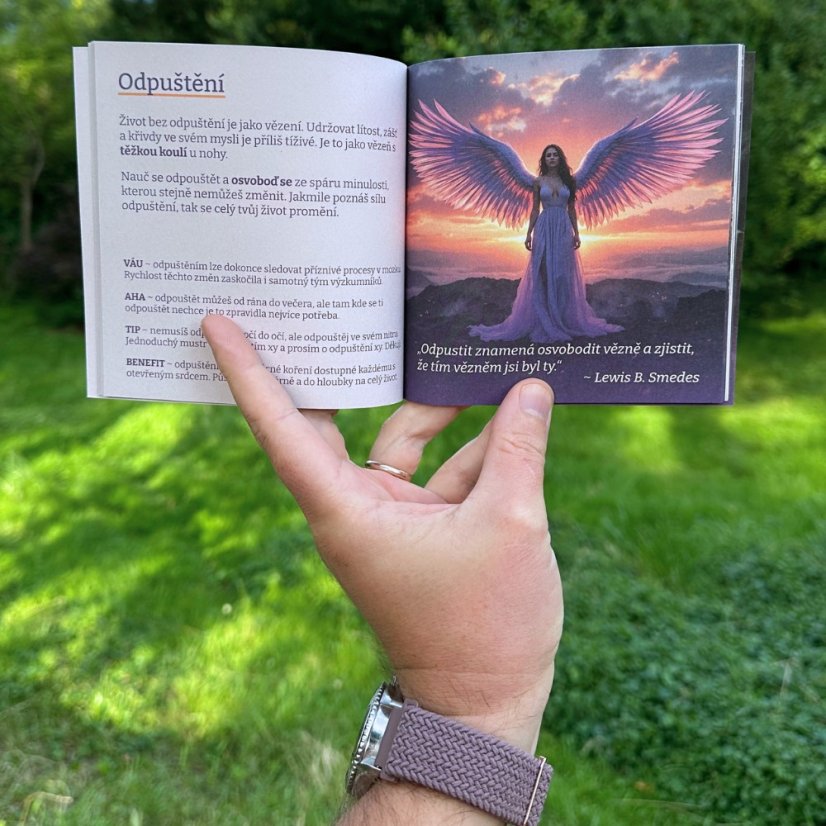 Kniha ~ Průvodce spokojeným životem ~ ukázky otevřené knihy v ruce